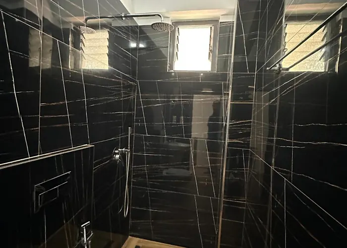 Hyso Vela Otel Piqeras